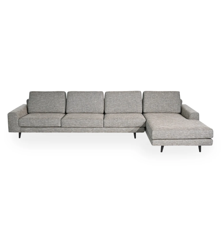 Sofá Oslo 3 plazas y chaise longue derecha, tapizado en tela verde, pies lacados marrón oscuro, 339 cm.