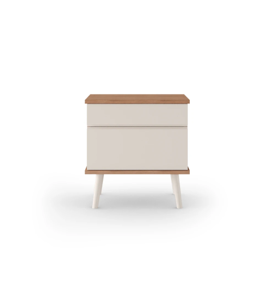 Table de chevet Oslo avec 2 tiroirs et pieds laqués perle, structure en noyer, 55 x 57,5 ??cm.