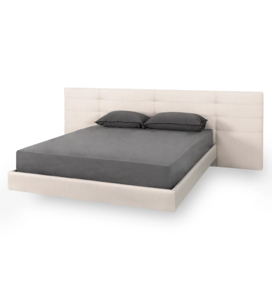 Cama doble con cabecero largo, tapizado en tejido, con respaldo colgante.