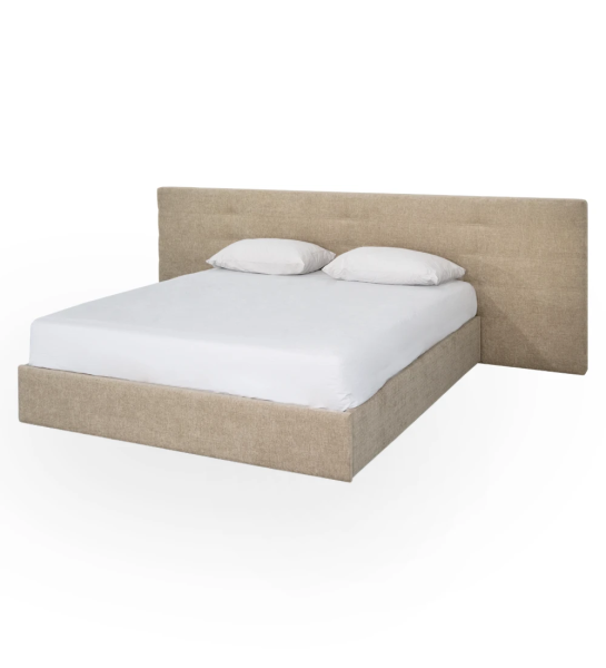 Lit double avec tête de lit à rectangles, recouvert de tissu.