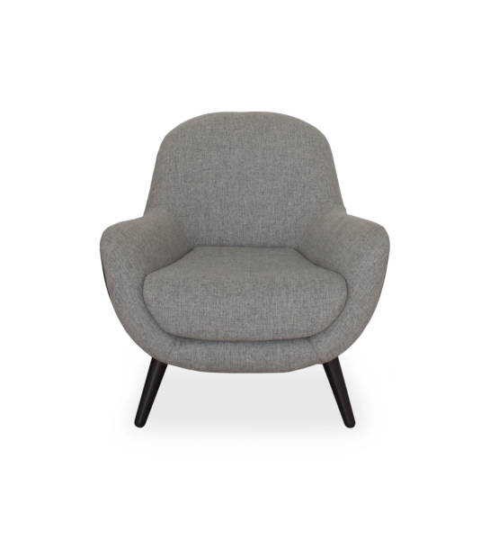 Fauteuil Oslo recouvert en tissu gris, pieds laqués marron foncé.