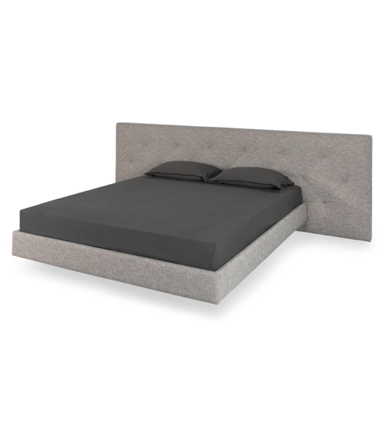  Cama doble con cabecero de rectángulos, tapizada en tejido, con pie de cama suspendido.
