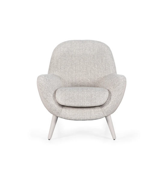 Fauteuil Oslo recouvert en tissu perlé, pieds laqués perle.