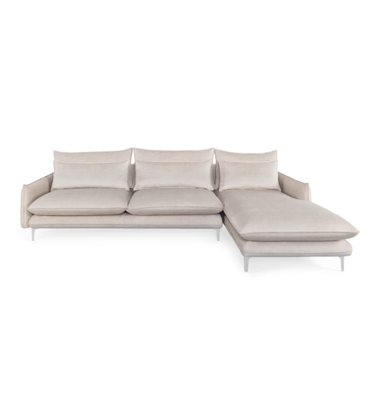 Sofá Veneza 3 plazas y chaise longue derecha, tapizado en tela beige, pies en metal, 302 cm.