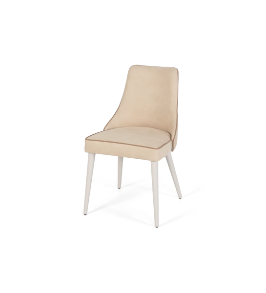 Silla tapizada en tejido, con pies lacados en perla.