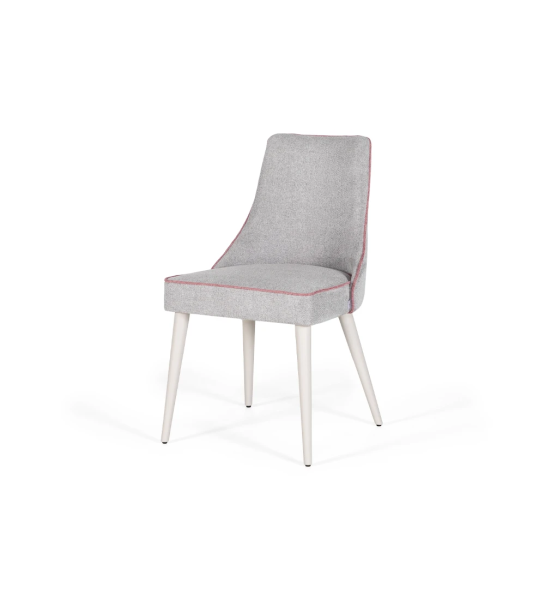 Chaise recouverte de tissu, avec pieds laqués perle.