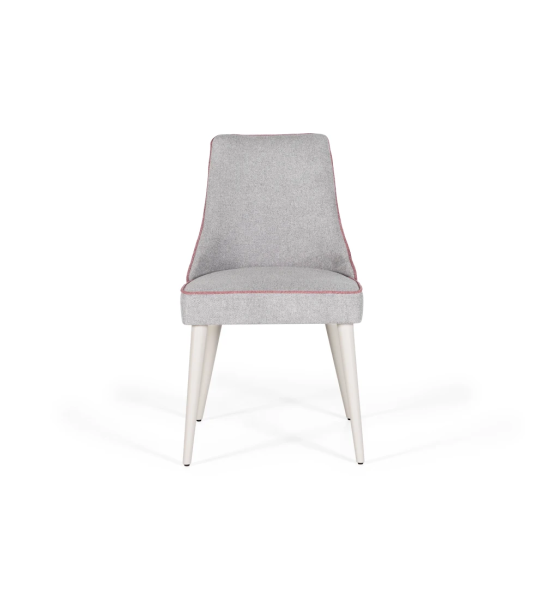 Chaise recouverte de tissu, avec pieds laqués perle.