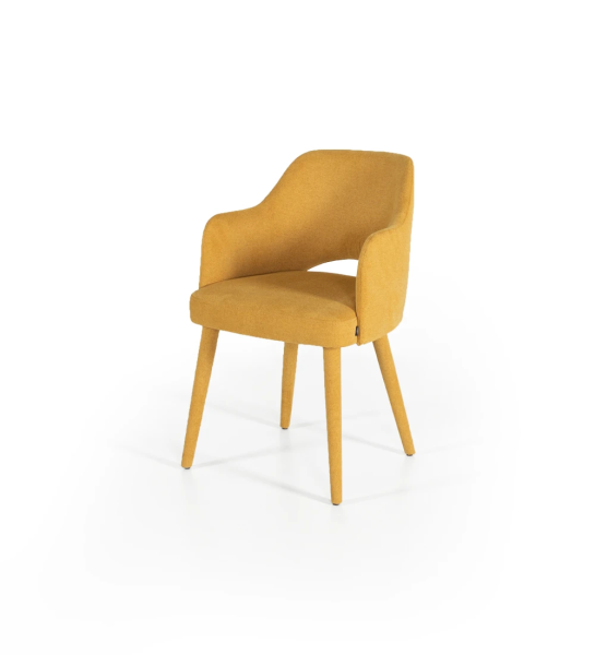 Silla con brazos tapizada en tejido.