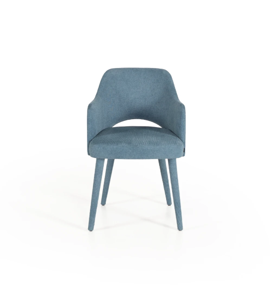 Chaise avec accoudoirs rembourrée en tissu.