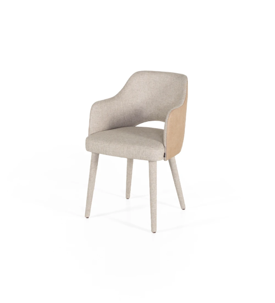 Silla con brazos tapizada en tejido.