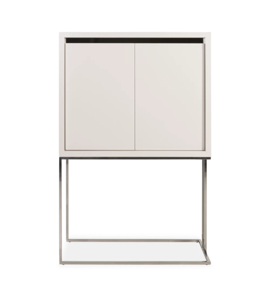 Vaisselier avec 2 portes et structure en perle laquée, avec détails en miroir et pied en acier inoxydable.