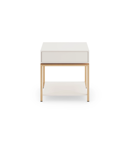 Mesita de noche con 1 cajón, estructura lacada perla, con pie de metal lacado dorado.