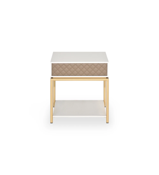 Mesa de cabeceira com 1 gaveta com frente estofada a tecido, estrutura lacada a pérola, com pé metálico lacado a dourado