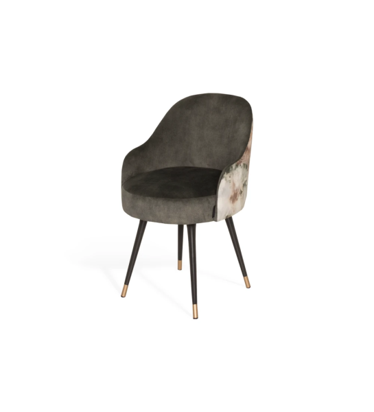 Silla giratoria tapizada en tejido con pies lacados en negro y detalles dorados.