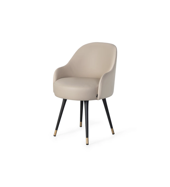 Chaise pivotante rembourrée en tissu avec pieds laqués noirs et détails dorés.