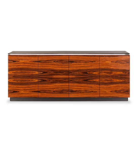 Aparador con 4 puertas en palisandro alto brillo, con un cajón para cubiertos, tapa de cristal negro, estructura lacada en negro.
