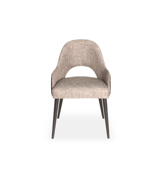 Silla con brazos, tapizada en tejido, pies lacados en negro.