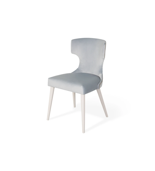 Silla tapizada en tejido, con rebozado plateado en el respaldo y pies lacados en perla.
