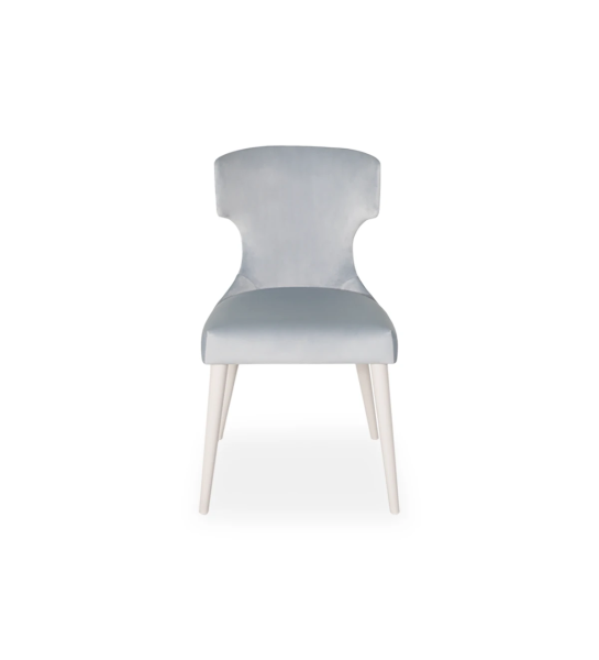 Chaise recouverte de tissu, avec un dossier argenté et des pieds laqués perle.