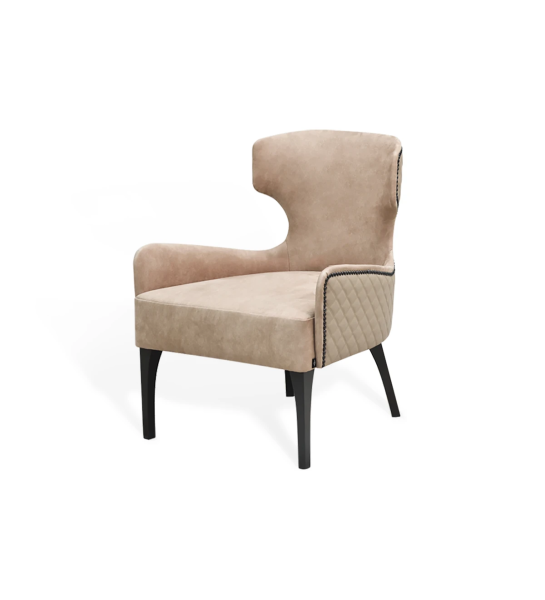 Fauteuil Pico recouvert en tissu toffee, clous noirs, pieds laqués noir.