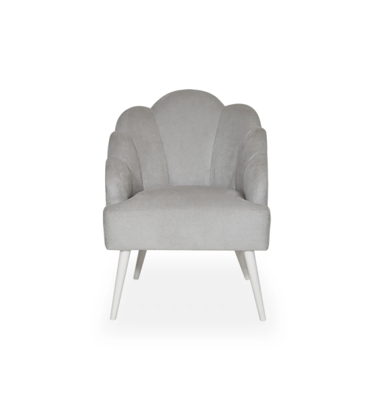Sillón Lisboa tapizado en tela gris, pies lacados perla.