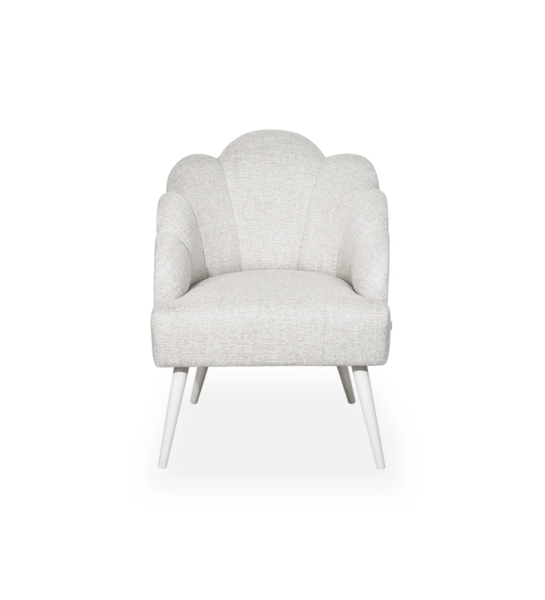 Sillón Lisboa tapizado en tela perla, pies lacados perla.