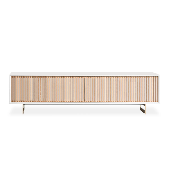 Meuble TV Tokyo 2 portes pliantes en chêne naturel, structure laquée perle et pieds en métal laqué doré, 210 x 55 cm.