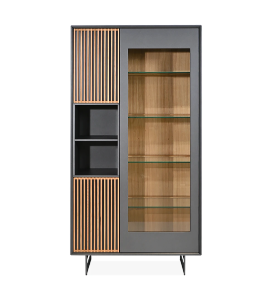 Vitrine com 2 portas em carvalho natural e 1 porta com vidro, estrutura e pés metálicos lacados a negro metalizado