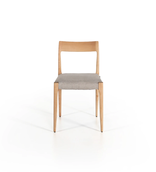Silla en madera de fresno natural con asiento tapizado en tejido.
