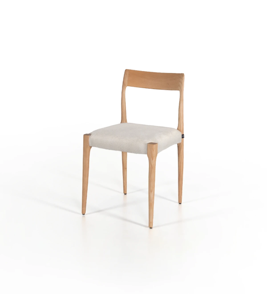 Silla en madera de fresno natural con asiento tapizado en tejido.