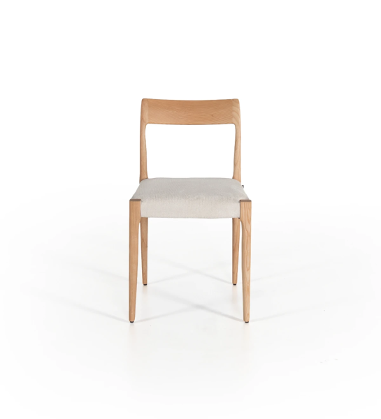 Silla en madera de fresno natural con asiento tapizado en tejido.