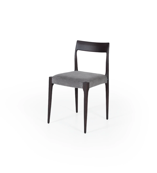 Chaise en bois de frêne brun foncé avec assise rembourrée en tissu.