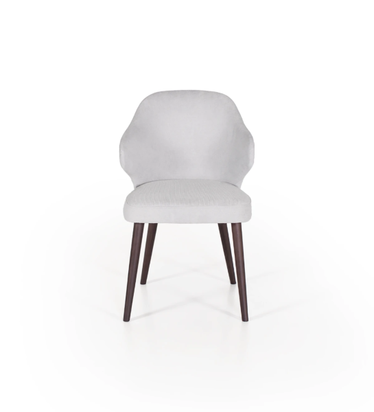 Chaise rembourrée en tissu, avec pieds en bois de frêne brun foncé.