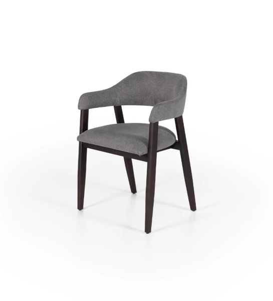 Chaise en bois de frêne brun foncé avec accoudoirs, assise et dossier rembourrés en tissu.