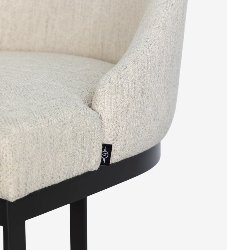 Taburete con asiento y respaldo tapizados en tela, con estructura de metal lacado en negro