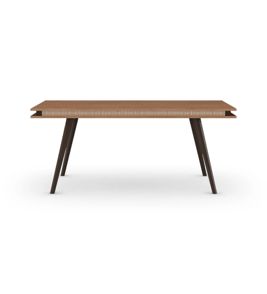 Mesa de comedor rectangular extensible con tablero de nogal y patas lacadas en marrón oscuro.