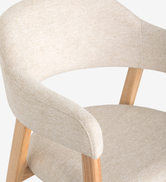 Silla con brazos, en madera de fresno natural, con asiento y respaldo tapizados en tela