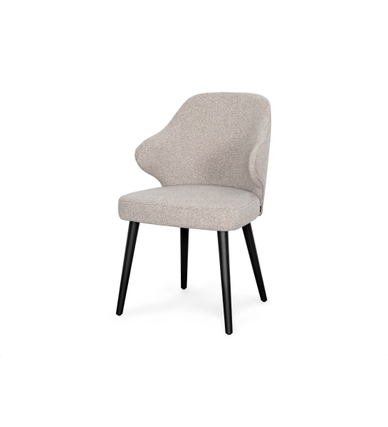 Silla tapizada en tela, con pies lacados en negro.
