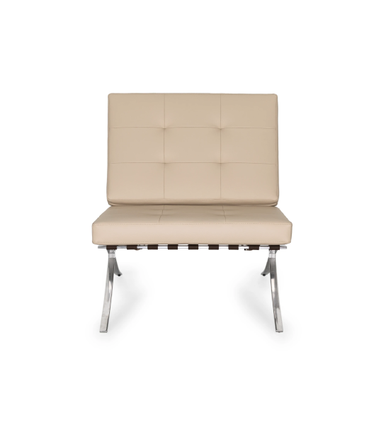 Fauteuil Barcelona recouvert en éco-cuir beige, pieds en acier inoxydable.
