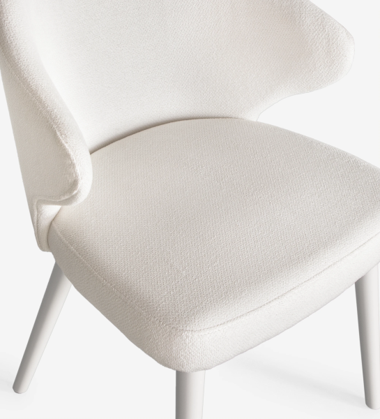 Chaise recouverte de tissu blanc, pieds laqués perle.
