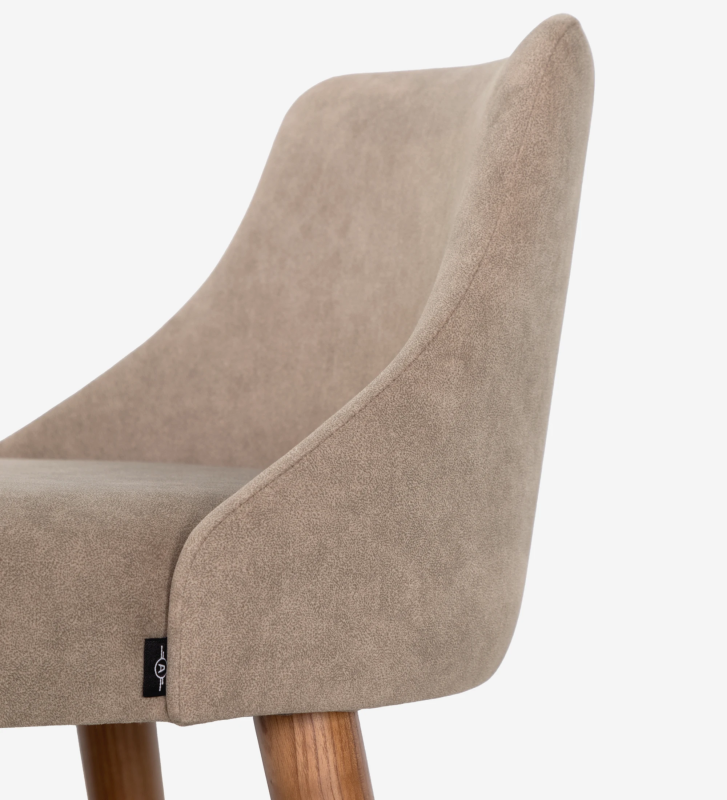 Taburete alto Oslo tapizado en tela, patas en madera de nogal.
