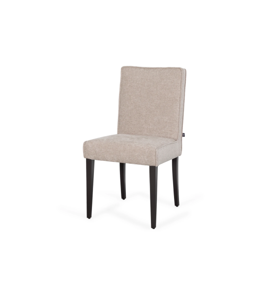 Silla Rio tapizada en tela toffe, pies lacados en negro.