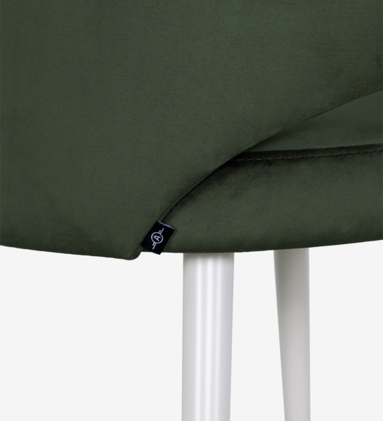 Cadeira Londres com braços estofada a tecido verde, pés lacados a pérola.