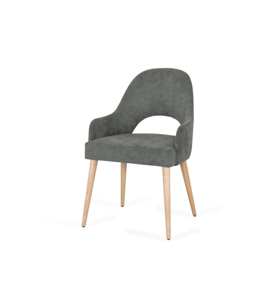 Silla Paris con brazos, tapizada en tela verde, pies en madera natural.