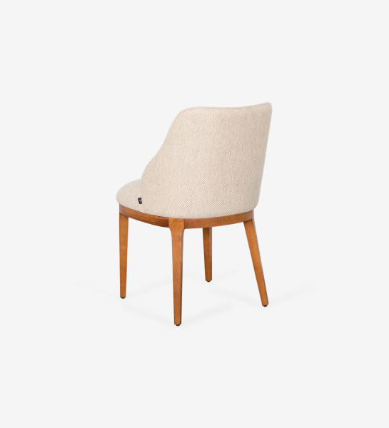 Cadeira Cannes estofada a tecido bege, pés em madeira natural cor mel.