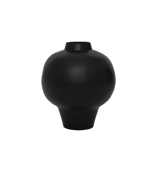 Jarra feita à mão com estrutura de cerâmica finalizado com esmalte preto fosco.