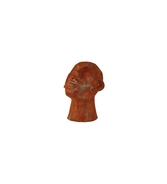Sculpture en ciment marron.