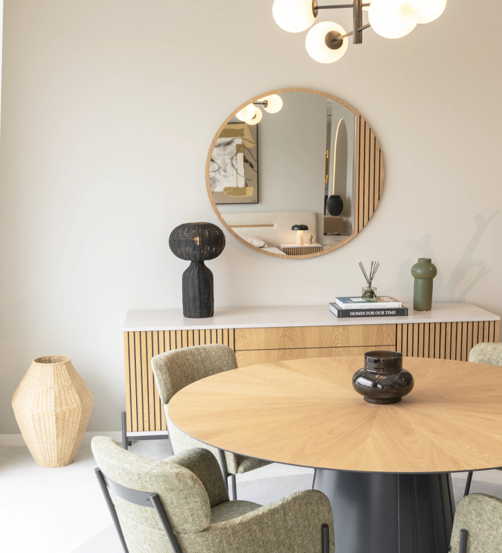 Jarrón de gres verde hecho a mano con relativo esmalte.