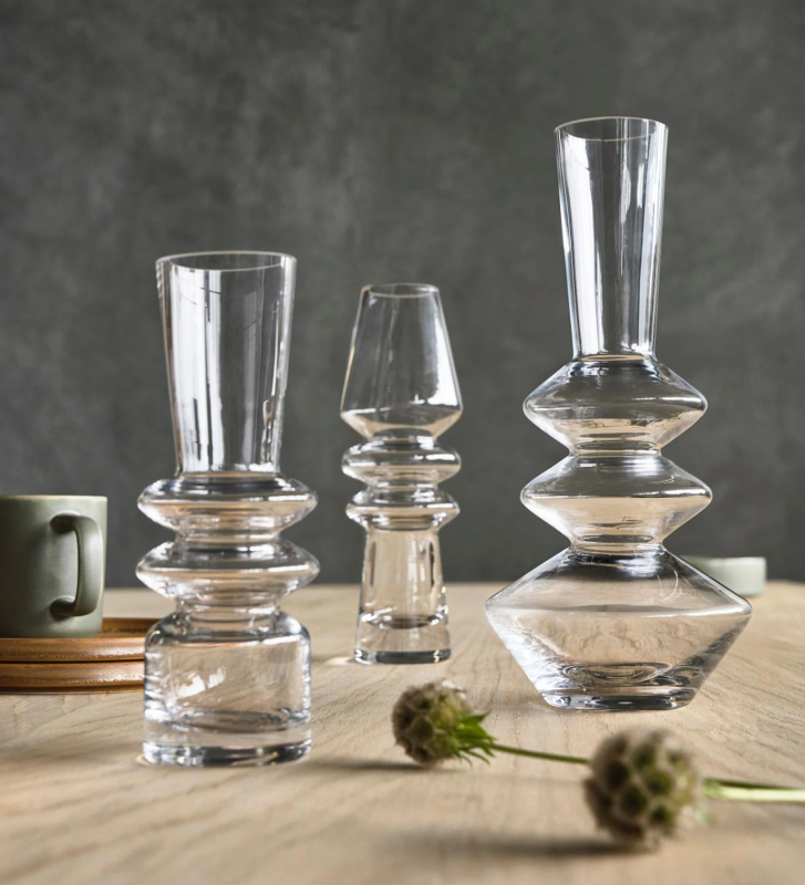 Jarrón de cristal transparente, impresionante forma escultórica que combina fácilmente con tu decoración.