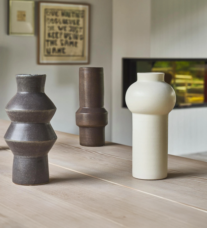 Jarrón de gres blanquecino hecho a mano con relativo esmalte.